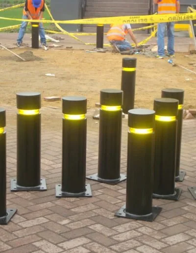 Bolardos Metálicos de Protección Vial y Antichoque - Proyecto de Estructuras Metálicas en Lima Corporación EIMAHR