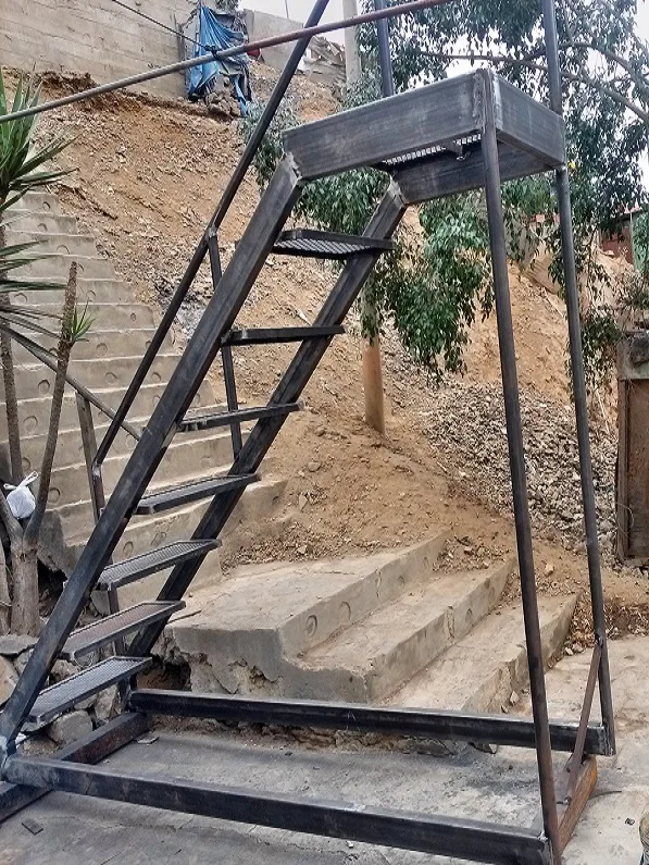 Escalera de Emergencia con Peldaños Spanmetal - Proyecto de Estructuras Metálicas en Lima Corporación EIMAHR