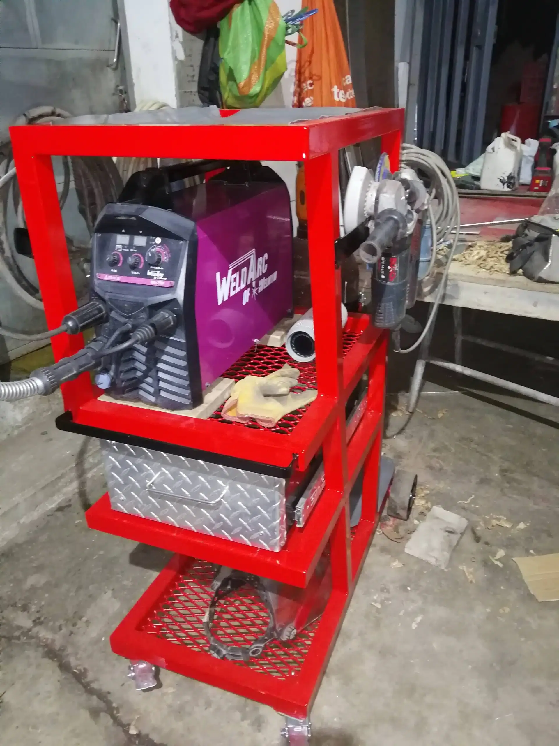 Organizador y Rack Metálico para Herramientas - Proyecto de Estructuras Metálicas en Lima Corporación EIMAHR